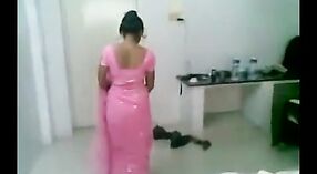 Amatorska żona uwiodła i spenetrowała męża w sari 1 / min 20 sec