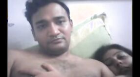 Stomende seks tape van Indiase schoonheid met echtgenoot 1 min 20 sec