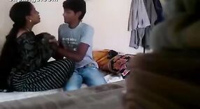 ایک نوجوان ہندوستانی شخص کو اس کے آس پاس کے ایک دستیاب مقامی تخرکشک کے ساتھ بھاپ سے سامنا کرنا پڑتا ہے ۔ 2 کم از کم 20 سیکنڈ