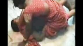 Ciepła Indyjska gospodyni oddaje się ekscytujący seks i wyraźne zdjęcia 1 / min 20 sec
