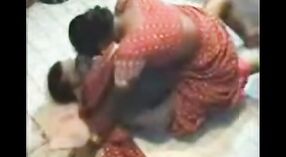 Ciepła Indyjska gospodyni oddaje się ekscytujący seks i wyraźne zdjęcia 1 / min 30 sec
