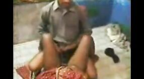 Une femme au foyer indienne chaude se livre à des relations sexuelles torrides et à des photos explicites 2 minute 00 sec