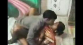 Hete Indiase Huisvrouw verwent zich met stomende seks en expliciete foto ' s 1 min 00 sec