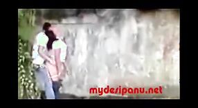 Eine junge indische Frau beteiligt sich mit ihrem Partner in einem hausgemachten Video leidenschaftlich im Freien im Freien im Freien 1 min 50 s