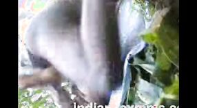 Tía india Desi disfruta del sexo salvaje en la jungla 2 mín. 20 sec