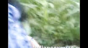 देसी इंडियन आंटी जंगलात जंगली सेक्सचा आनंद घेते 4 मिन 50 सेकंद