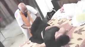 Vidéo torride de Swamiji et d'une femme plus âgée courbée se livrant à une activité sexuelle 0 minute 0 sec