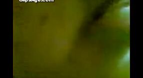 લેખા, કેરળની એક ભારતીય કાકી, એક મફત પોર્ન એમએમએસ વિડિઓમાં તેના સ્તનો બતાવે છે 1 મીન 30 સેકન્ડ