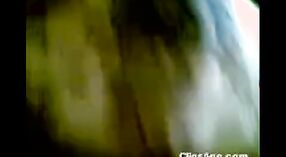 લેખા, કેરળની એક ભારતીય કાકી, એક મફત પોર્ન એમએમએસ વિડિઓમાં તેના સ્તનો બતાવે છે 1 મીન 50 સેકન્ડ