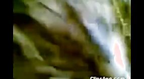 લેખા, કેરળની એક ભારતીય કાકી, એક મફત પોર્ન એમએમએસ વિડિઓમાં તેના સ્તનો બતાવે છે 2 મીન 00 સેકન્ડ