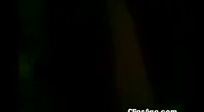 લેખા, કેરળની એક ભારતીય કાકી, એક મફત પોર્ન એમએમએસ વિડિઓમાં તેના સ્તનો બતાવે છે 2 મીન 20 સેકન્ડ
