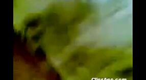 લેખા, કેરળની એક ભારતીય કાકી, એક મફત પોર્ન એમએમએસ વિડિઓમાં તેના સ્તનો બતાવે છે 2 મીન 40 સેકન્ડ