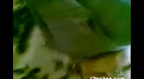 લેખા, કેરળની એક ભારતીય કાકી, એક મફત પોર્ન એમએમએસ વિડિઓમાં તેના સ્તનો બતાવે છે 2 મીન 50 સેકન્ડ