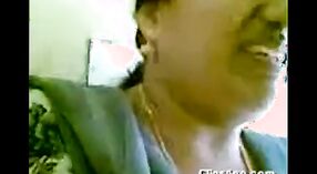 Лекха, индийская тетушка из Кералы, демонстрирует свою грудь в бесплатном порно ММС видео 3 минута 00 сек