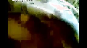 લેખા, કેરળની એક ભારતીય કાકી, એક મફત પોર્ન એમએમએસ વિડિઓમાં તેના સ્તનો બતાવે છે 1 મીન 00 સેકન્ડ