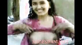 Desi dorp vrouw enjoys outdoor plezier in Rajasthani dorp 1 min 20 sec