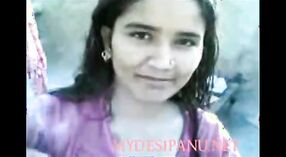 Desi dorp vrouw enjoys outdoor plezier in Rajasthani dorp 2 min 40 sec