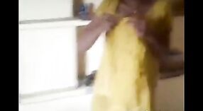 インドの主婦は、シャワーを浴びている間、隣人に裸で捕まえられました 3 分 40 秒