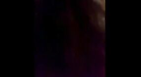 امرأة مغرية تمارس نشاطا جنسيا مع شريكها ، تركب قضيبه وهو عاري ، كما تم التقاطه في فيديو فاضح لرسائل الوسائط المتعددة 2 دقيقة 10 ثانية