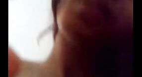 Una mujer seductora se involucra en actividades sexuales con su pareja, montando su pene mientras está desnuda, como se capta en un escandaloso video de MMS 0 mín. 0 sec