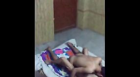 Pakistani amanti impegnarsi in attività sessuale sul pavimento, catturato in immagini esplicite 6 min 10 sec