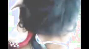 Chica universitaria india disfruta de la diversión al aire libre con su novio en un video de FSiblog 1 mín. 20 sec