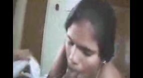 Tamil call girl obsługuje dwóch klientów jednocześnie za pośrednictwem MMS 1 / min 40 sec