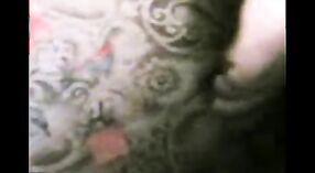 అద్భుతమైన కాశ్మీరీ మహిళ తన భాగస్వామికి ఉద్వేగభరితమైన బ్లోజాబ్ ఇస్తుంది 8 మిన్ 40 సెకను