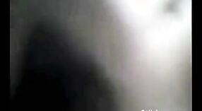 দক্ষিণ এশীয় সৌন্দর্য সমস্ত প্রেমমূলক ভিডিওতে বেয়ার করে 2 মিন 10 সেকেন্ড