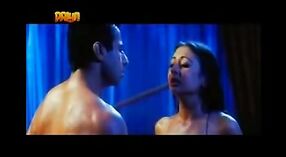 Şehvetli öpüşme sahneleri ile sıcak Bollywood filmi 2 dakika 30 saniyelik