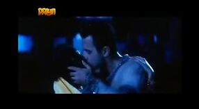 Gorący film Bollywood ze zmysłowymi scenami pocałunków 1 / min 00 sec