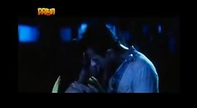 Şehvetli öpüşme sahneleri ile sıcak Bollywood filmi 1 dakika 10 saniyelik
