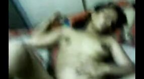 Bibi desa India melakukan aktivitas seksual dengan pasangannya saat menggunakan kondom, terekam dalam video skandal 1 min 30 sec