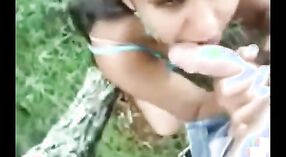 Chica india en un parque le da sexo oral a su pareja 0 mín. 0 sec