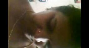 Une indienne se déshabille et fait du sexe oral dans une vidéo tamoule 1 minute 50 sec