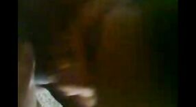 Une indienne se déshabille et fait du sexe oral dans une vidéo tamoule 2 minute 30 sec