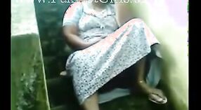 Desi aunty du Kerala présente son corps plantureux et sexy 0 minute 0 sec