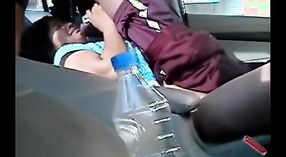 Chica universitaria se involucra en sexo al aire libre en el coche y recibe sexo vaginal 2 mín. 00 sec