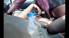 Chica universitaria se involucra en sexo al aire libre en el coche y recibe sexo vaginal 2 mín. 40 sec