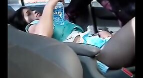 Chica universitaria se involucra en sexo al aire libre en el coche y recibe sexo vaginal 0 mín. 30 sec