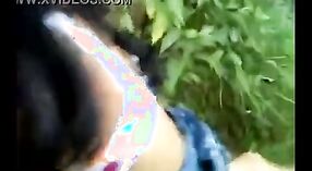 Indyjski nastolatków dziewczyna ma na wolnym powietrzu seks z cousin 2 / min 40 sec