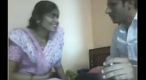 Ama de casa india se entrega a una sesión de cámara traviesa con el amigo de su esposo 1 mín. 10 sec