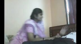 印度家庭主妇与丈夫朋友一起沉迷于顽皮的凸轮会议 2 敏 00 sec