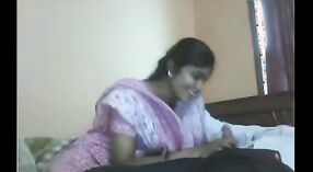 インドの主婦は夫の友人とのいたずらなカムセッションにふける 3 分 40 秒