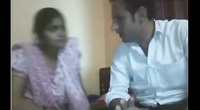 Une femme au foyer indienne se livre à une séance de cam coquine avec l'ami de son mari 4 minute 30 sec