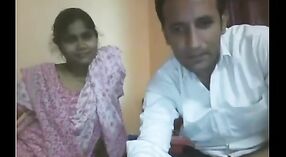 Ama de casa india se entrega a una sesión de cámara traviesa con el amigo de su esposo 5 mín. 20 sec