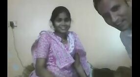ભારતીય ગૃહિણી પતિ મિત્ર સાથે તોફાની કેમેરાની સત્રમાં વ્યસ્ત રહે છે 7 મીન 50 સેકન્ડ