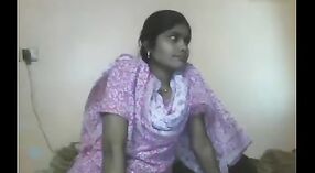 Une femme au foyer indienne se livre à une séance de cam coquine avec l'ami de son mari 8 minute 40 sec