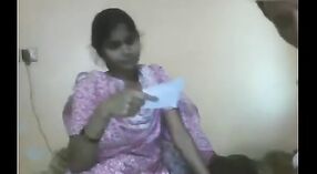 Indische Hausfrau verwöhnt sich in einer frechen Cam -Sitzung mit dem Freund des Ehemanns 9 min 30 s