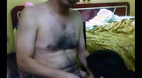 Ibu rumah tangga dewasa memanjakan diri dalam hubungan seksual dengan teman pasangan dalam sesi webcam 3 min 40 sec